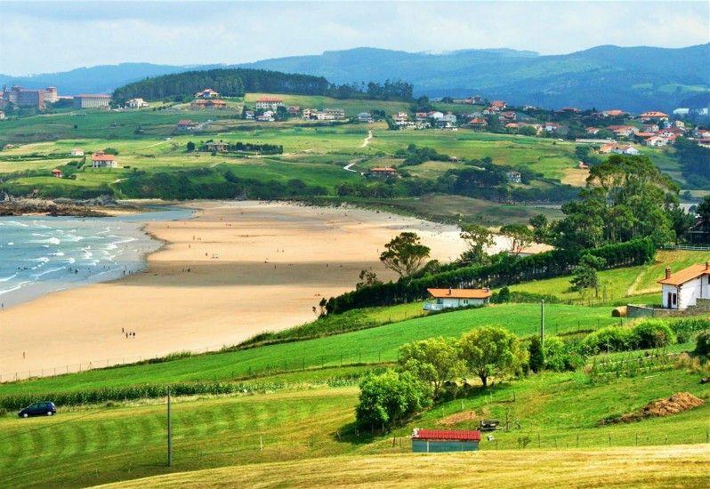 Playa de Oyambre, circondata da dolci alture verdeggianti © Roel Slootweg / Shutterstock