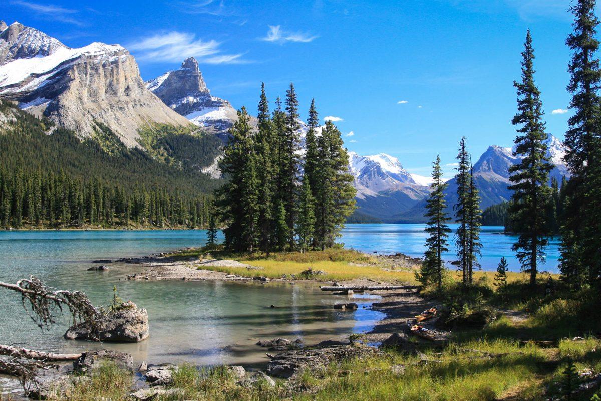 Spirit Island on Maligne Lake in Jasper National Park, Alberta, Canada - © Frank Merfort - Fotolia